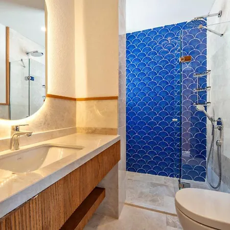 Luxury 5 Bedroom - 9881 *