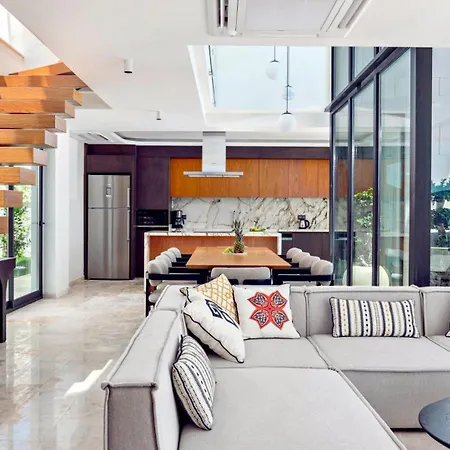 Luxury 5 Bedroom - 9881