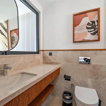 Luxury 5 Bedroom - 9881
